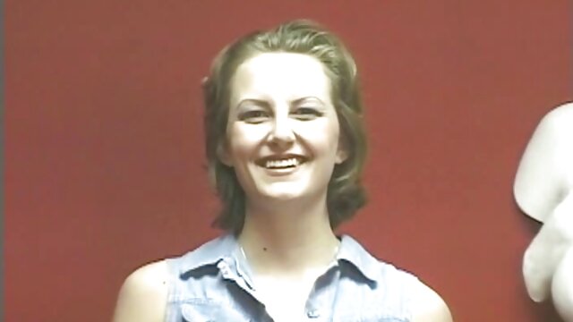 ผู้หญิงเซ็กซี่ในชุดสีแดง Renata Fox วิดีโอ โป้ ฟรี ทำให้ทวารหนักของเธอกระแทกและยืด
